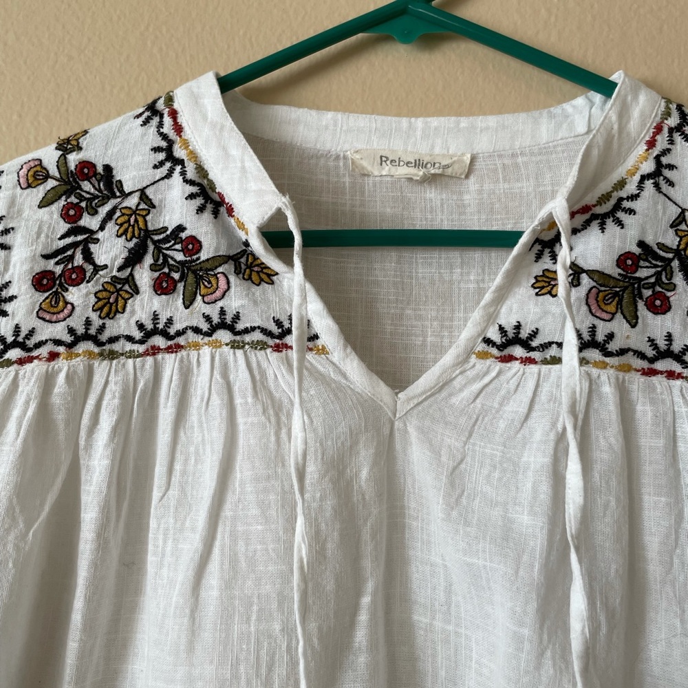 White bohemian blouse cotton with embroider flower detail